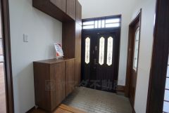 たっぷり収納できるシューズボックスです。家族全員の靴がきれいに整頓できます。棚の上にお花や写真を飾っても良いですね。