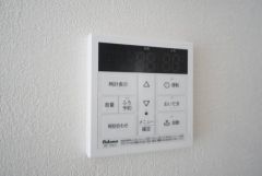 キッチン横からお湯張り、追い炊き、足し湯がボタン一つで楽々操作できる給湯機リモコンです＾＾忙しい夕飯の準備の時間帯に重宝しますね。