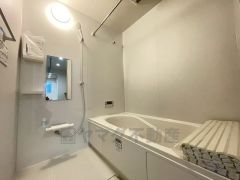 1日の疲れを癒すくつろぎのバスルーム。足を伸ばしてもゆったりと入れるサイズです。お子様と一緒にお風呂に入っても狭くないですね^^