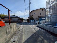 前面道路は私道東側約3.27ｍ。 車通りが少ないため小さなお子様がいるご家庭でも安心です＾＾