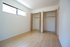 住む人のこだわりを活かす洋室。日当たりがよく、寝室としての利用もおすすめ。広めのクローゼットには荷物をすっきり片付けられ、ゆとりのある暮らしが出来ます＾＾