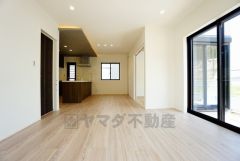 同仕様写真。断熱性能の窓ガラスを採用。省エネ、光熱費カットにも貢献します。 夏は涼しく、冬は暖かく快適に過ごせます。