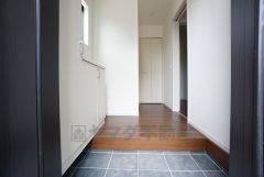 たっぷり収納できるシューズボックスです。家族全員の靴がきれいに整頓できます。棚の上にお花や写真を飾っても良いですね。