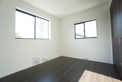 2面採光を確保した明るい室内は、風通しも良く、大変居心地の良い空間となっております。爽やかな風を感じて起きる朝は、快適生活の始まりに。