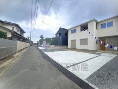 前面道路は公道南西側3.4ｍ。 大型車などの通行が無く小さなお子様がいるご家庭でも安心です＾＾