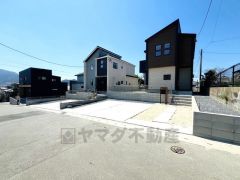 前面道路は大型車両の交通も少なく、静かで快適な生活を送れます＾＾ カースペースは停めやすい並列駐車2台付き。