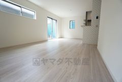 同仕様写真。大きな窓のあるリビングは、陽光あふれる明るい空間です。居心地良く、ご家族皆がゆったり寛げる憩いの空間となりそうです。