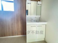 収納が隠れて使いやすい、シャワー付き三面鏡洗面ドレッサーです。朝の準備もぬかりなくできます。