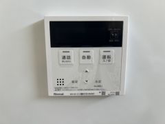 給湯器リモコンはキッチン横からボタンひとつで操作が楽々。通話ボタン付きでお子様とも会話ができて安心です。