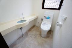 温水洗浄機付トイレです。節水機能もあるので、安心して使えますね。もちろん、1階2階の2ヶ所にトイレがあるので、忙しい朝にもゆとりができますね。