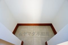 同仕様写真。シューズインクローゼットも完備されており、玄関収納も問題ありません。棚の上にお花など飾ってインテリアも楽しめますね。