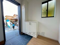 たっぷり収納できるシューズボックスです。家族全員の靴がきれいに整頓できます。棚の上にお花や写真を飾っても良いですね。