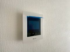 ドアを開けずに来訪者を確認できるモニター付インターフォン。防犯はもちろん、セールスマン対策にもなりますね＾＾