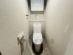 節水・静音設計でエネルギーを効率よく使用し省エネ。汚れをガードする構造でサッと一拭き、お手入れが簡単。手洗い付き。