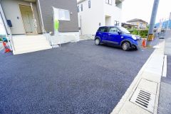 カースペースは停めやすい並列駐車3台付き。