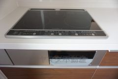 同仕様写真。お手入れのしやすいIHクッキングヒーターです。 3口コンロなので、効率よくお料理が楽しめます。毎日のお料理も楽しくなりますね＾＾