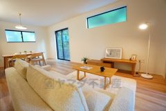 大きな窓のあるリビングは、陽光あふれる明るい空間です。居心地良く、ご家族皆がゆったり寛げる憩いの空間となりそうです。