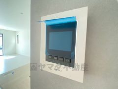防犯性もばっちり、TVモニター付きインターフォン完備。大きなモニターで玄関先を確認できます。録画機能が付いているので不在時の訪問者も確認できて安心です^^