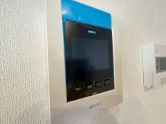 ドアを開けずに来訪者を確認できるモニター付インターフォン。防犯はもちろん、セールスマン対策にもなりますね＾＾