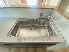 色も形もキレイなシンクは、広さも確保しているので、大きめの鍋も簡単に洗えます。