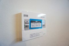 給湯器リモコンはキッチン横からボタンひとつで操作が楽々。通話ボタン付きでお子様とも会話ができて安心です。