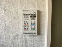 雨の日の洗濯も安心できる浴室暖房乾燥機付き浴室。リモコンで操作もボタン1つで簡単。 浴室暖房乾燥機には、暖房、乾燥、涼風、換気の4つの機能が付いています。タイマー付きです。