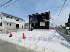 こちらの家には停めやすい並列駐車が2台分ついてます。車好きのご主人の洗車もゆったり。夏休みにはお子様の家庭用プールもできちゃいます。