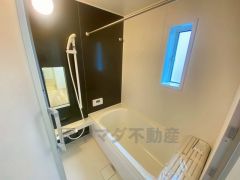 1日の疲れを癒すくつろぎのバスルーム。足を伸ばしてもゆったりと入れるサイズです。お子様と一緒にお風呂に入っても狭くないですね^^