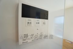 給湯器リモコンはキッチン横からボタンひとつで操作が楽々。通話ボタン付きでお子様とも会話ができて安心です。