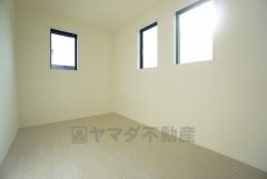 2面採光を確保した明るい室内は、風通しも良く、大変居心地の良い空間となっております。爽やかな風を感じて起きる朝は、快適生活の始まりに。