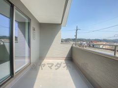 幅広のインナーバルコニーは洗濯物を守りやすく、眩しすぎる日差しも和らげます。