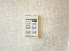 浴室暖房乾燥機には、暖房、乾燥、涼風、換気の4つの機能が付いています。タイマー付きです。