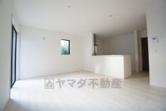 窓には断熱性・保温性にすぐれ、省エネ効果のあるペアガラスを採用。冬には結露を防止します。