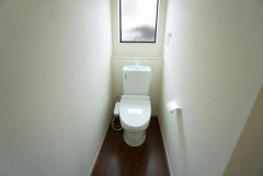 温水、暖房、ウォシュレット付の高機能トイレです。小窓付きで換気する時に便利です＾＾