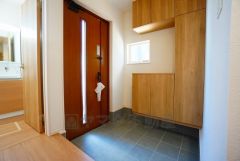 採光も考えられた明るい玄関です。自動で閉まるタッチキーとTVインターホンが装備されているので、セキュリティーも安心。