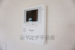 同仕様写真。防犯性もばっちり、TVモニター付きインターフォン完備。大きなモニターで玄関先を確認できます。録画機能が付いているので不在時の訪問者も確認できて安心です^^