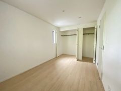 木目調のシンプルデザインで落ち着きと安らぎの空間に仕上げています。各部屋に収納が完備されているので、お荷物が多くなっても安心の設計です。