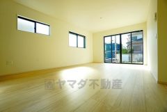 優しい光が常時入るリビング。思い思いの時間を過ごしたり、家族みんなで食事をしたり、素敵な団らんの場になりますね。