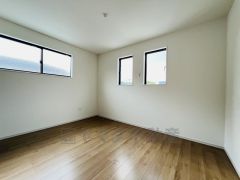2面採光を確保した明るい室内は、風通しも良く、大変居心地の良い空間となっております。爽やかな風を感じて起きる朝は、快適生活の始まりに。