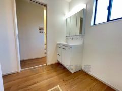 三面鏡つき洗面台。収納も一体型になっているので、ドライヤーやヘアアイロンの置き場に困りませんね。