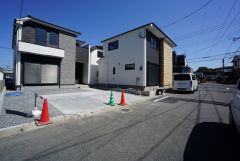 前面道路は6ｍ～8ｍと駐車がスムーズにできます＾＾ カースペースは停めやすい並列駐車2台付き。急な来客時も安心です＾＾