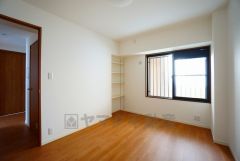 木目調のシンプルデザインで落ち着きと安らぎの空間に仕上げています。各部屋に収納が完備されているので、お荷物が多くなっても安心の設計です。