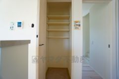 まとめ買いしてもこの収納量なら心配要らずのパントリー。調理家電や食品のストックをすっきりまとめられ、キッチン周りを広々使えます。