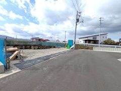 前面道路は公道東側約6ｍ。幅広いため、車の離合や駐車がスムーズです＾＾大型車の通行がなく、騒音や振動が少ないので静かで快適な生活を送れます。