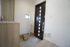 たっぷり収納できるシューズボックスです。家族全員の靴がきれいに整頓できます。棚の上にお花や写真を飾っても良いですね。