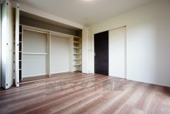 同仕様写真。住む人のこだわりを活かす洋室＾＾日当たりがよく、寝室としての利用もおすすめ。広めのクローゼットもあり荷物もすっきり片付けれ、ゆとりのある暮らしが出来ます＾＾