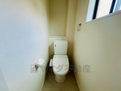 温水洗浄機付トイレです。節水機能もあるので、安心して使えますね。もちろん、1階2階の2ヶ所にトイレがあるので、忙しい朝にもゆとりができますね。