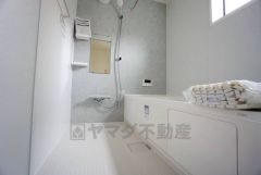 1坪サイズの浴室は、足をのばしてリラックスできます。浴室乾燥機付きなので、雨の日も気にせず洗濯物が干せます。