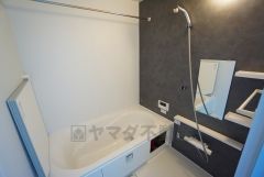 疲れを癒すくつろぎのバスルーム。足を伸ばしてもゆったりと入れるサイズです。お子様と一緒にお風呂に入っても狭くないですね^^