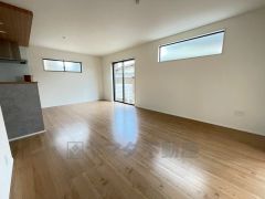 大きな窓のあるリビングは、陽光あふれる明るい空間です。居心地良く、ご家族皆がゆったり寛げる憩いの空間となりそうです。